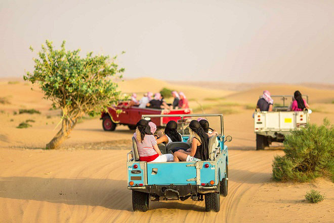 Du lịch đồi cát Mũi Né đẹp ngất ngây ở Bình Thuận - Tour xe Jeep đang rất được những người yêu du lịch ưa chuộng. Ảnh: phanthiet muine