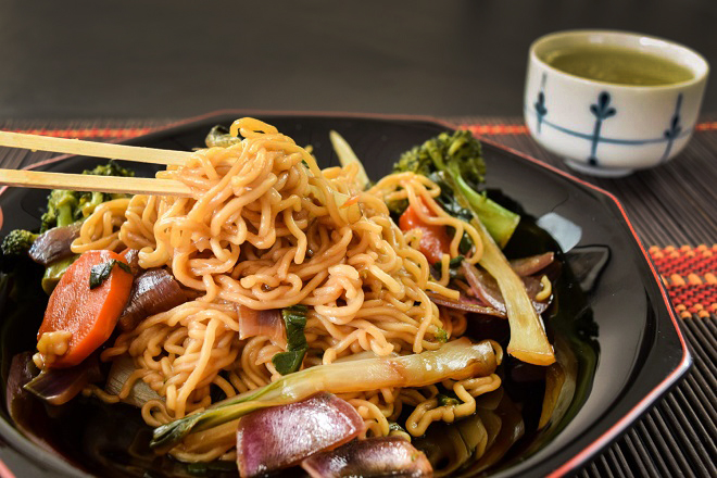 lễ hội Bon Nhật Bản - Yakisoba, một món ăn vặt nổi tiếng khác trong lễ hội. Ảnh: blog panemanela