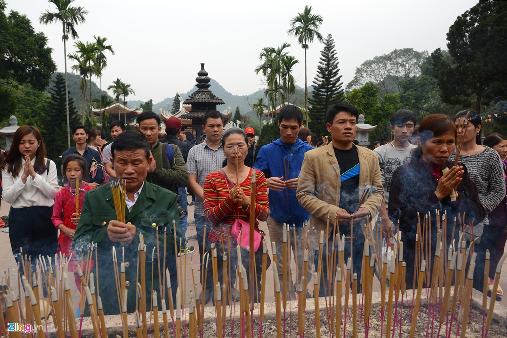 Lễ hội chùa Hương  - Du khách đến chùa Hương đều mong muốn cầu sức khỏe, bình an và công việc thuận lợi. Ảnh: baoquangninh.com.vn
