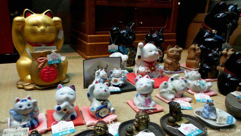 Đi Nhật mua gì về làm quà - Maneki Neko