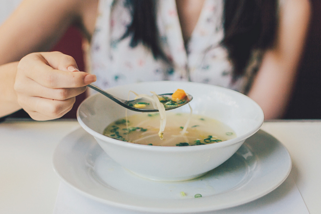 Kinh nghiệm du lịch nước ngoài: những điều cấm kỵ trong phong tục ăn uống - Ở châu Âu, ăn hết sạch mới là văn minh còn ở một số nước châu Á, để lại chút ít mới là tinh tế. Ảnh: Dr Weil