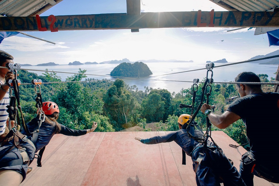 du lịch biển Philippines - Tư thế ziplining kiểu siêu nhân. Ảnh: Salt in our Hair