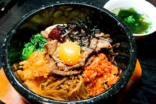 Thố cơm trộn - món ăn phổ biến tại Hàn Quốc tháng 3
