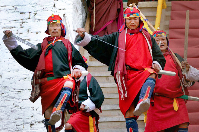 Du lịch Bhutan lễ hội truyền thống - Những vũ công biểu diễn với đạo cụ mô phỏng vũ khí. Ảnh: Google Image