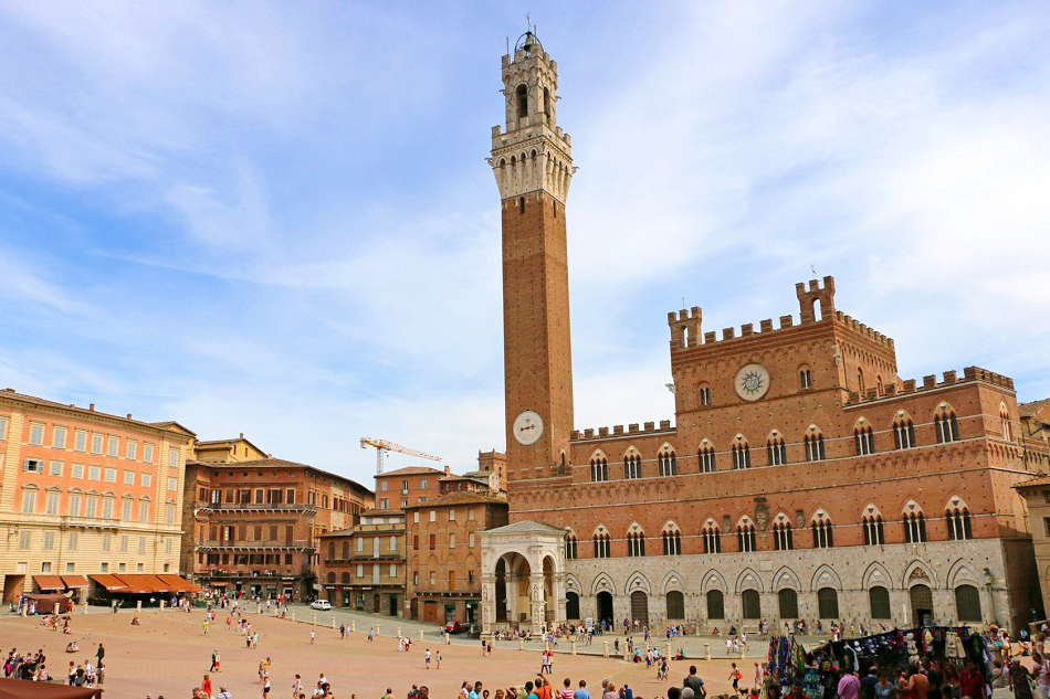 Du lịch nước Ý: 7 ngày tự lái xe quanh đồng quê Tuscany - Quảng trường Pubblico. Ảnh: Discover Tuscany