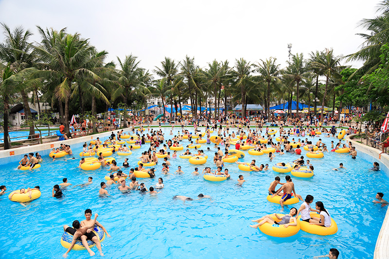 Top công viên giải trí Việt Nam - Công viên nước Hồ Tây thu hút hàng trăm khách vui chơi mỗi ngày khi mùa hè đến. Ảnh: nhipsonghanoi.hanoimoi.com.vn