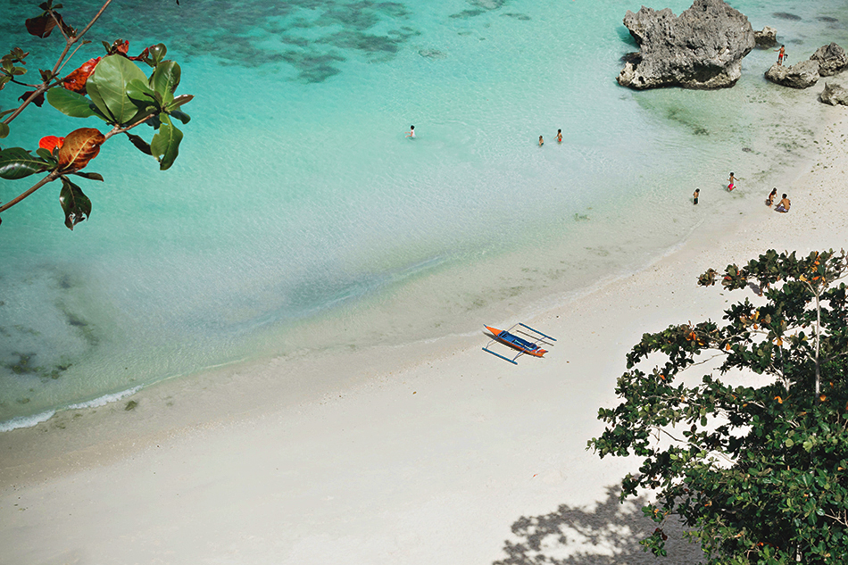 Du lịch Boracay Philippines tự túc - Bạn nên thuê khách sạn ở khu vực White Beach. Ảnh: Unsplash
