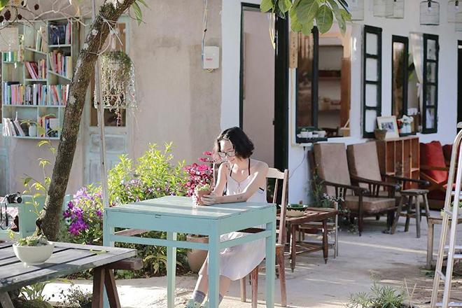 5 cửa tiệm phải check in mới được xem là đã đi du lịch Đà Lạt - Quán có cái tên rất dễ thương “Quán của thời thanh xuân”. Ảnh: Vietnammoi