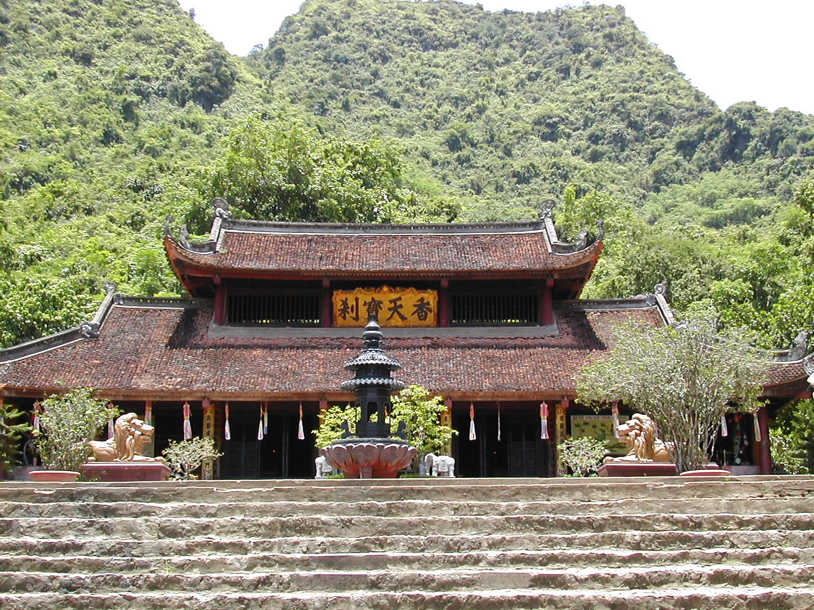 Lễ hội chùa Hương  - Chùa Thiên Trù có niên đại hơn 400 năm. Ảnh: wikipedia.org