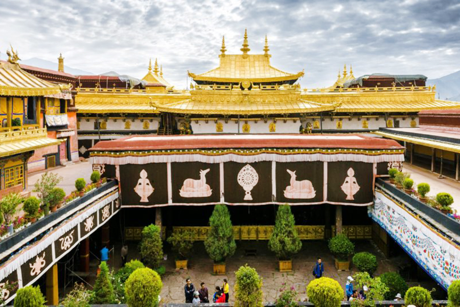 Đây cũng là vùng đất tâm linh, được trang hoàng phong phú và hào nhoáng nhất ở Lhasa.