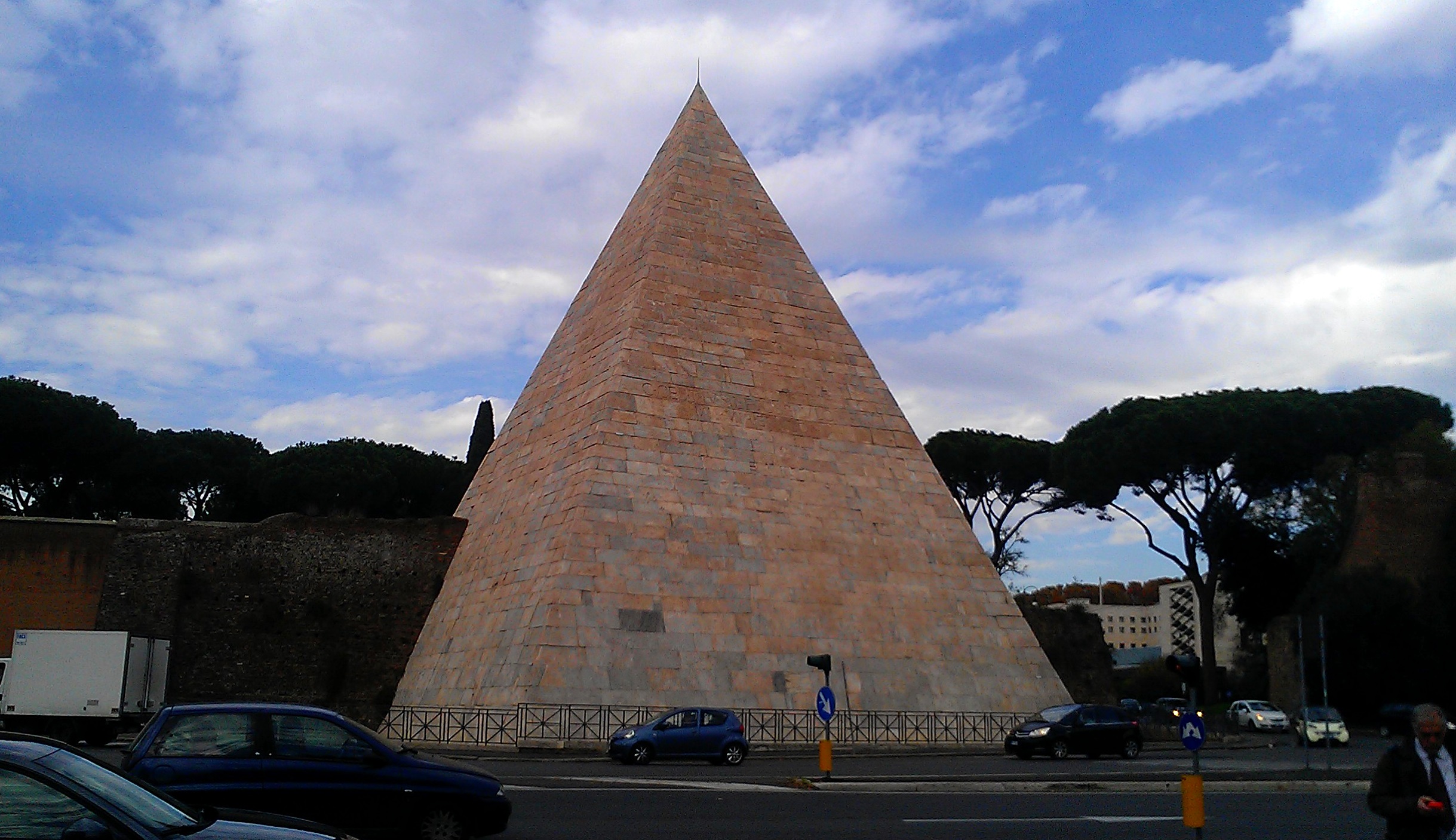 Kim tự tháp Caius Cestius - Pyramid of Caius Cestius - Rome - Ý