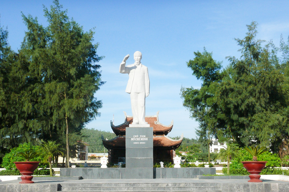 Tượng đài Bác Hồ Cô Tô - Co To Ho Chi Minh Monument | Yeudulich