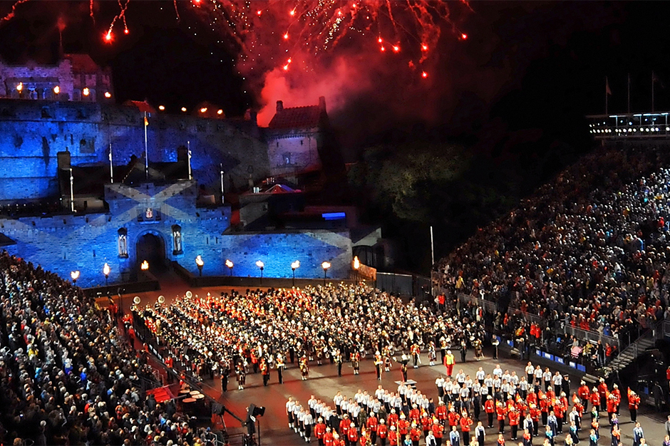 Lễ hội quân đội Hoàng gia Edinburgh: Hòa mình vào không gian của lễ hội quân đội Hoàng gia Edinburgh, bạn sẽ được trải nghiệm những điều tuyệt vời nhất của văn hóa quân sự. Những trình diễn ánh sáng, tiết mục văn nghệ đồ sộ cùng tiếng hát vang như núi sẽ khiến bạn cảm nhận được sự trang trọng và uy nghi của lễ hội.