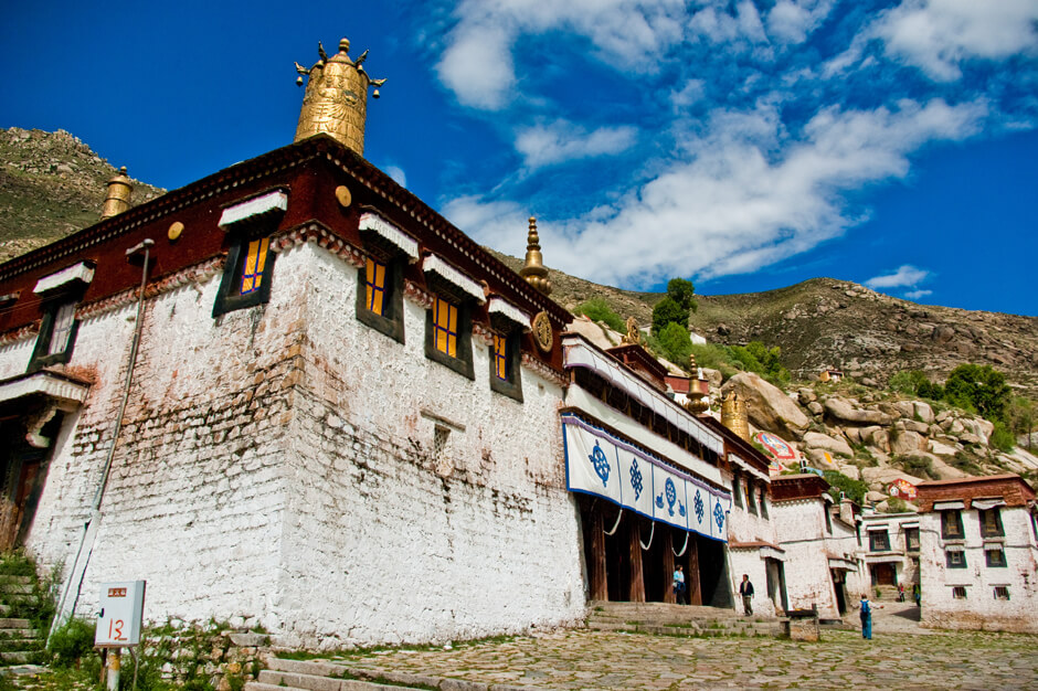 Đây là một tu viện yên bình ở phía bắc thành phố Lhasa, nơi các Lạt ma từng thảo luận về những giáo lý vĩ đại của Phật giáo.