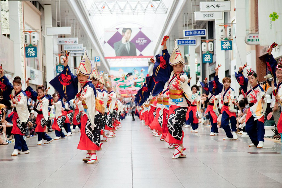 Du lịch ở Nhật Bản: Yosakoi - vũ điệu của những nụ cười - Sau thời gian dài phát triển, trang phục biểu diễn Yosakoi dần trở nên cầu kỳ, nhiều chi tiết hơn. Ảnh: Juunin