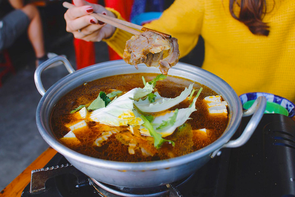 Những món ăn phải thử khi đến khu du lịch Đà Lạt - Nồi Lẩu bò vô cùng đầy đặn và hấp dẫn. Ảnh: Lostbird.vn