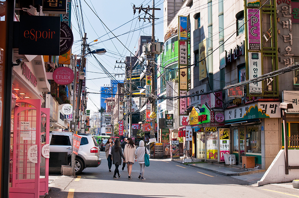 Chơi gì ở Seoul - Du khách trẻ tuổi rất ưa chuộng Hongdae như một tụ điểm ăn chơi “tới bến”. Ảnh: Steem It Images
