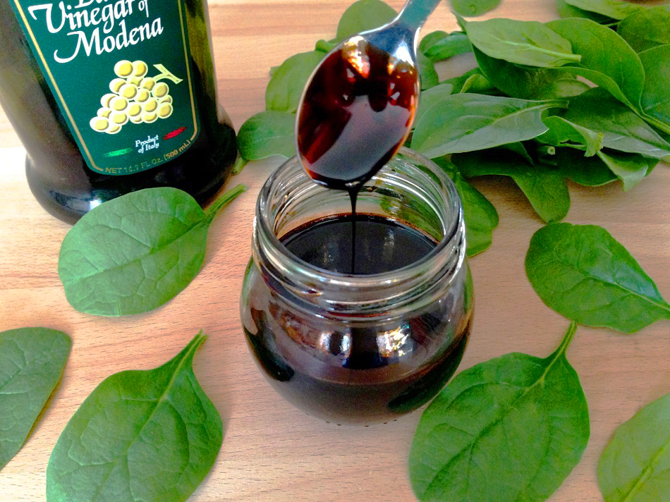 Đi Ý mua gì cho những tâm hồn yêu ẩm thực - Dấm Balsamic với vị chua và hơi ngọt tự nhiên từ nước ép nho cũng là một lựa chọn không tồi. Ảnh Pinterest