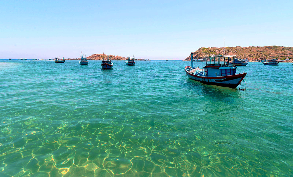 Du lịch ở Quy Nhơn: khám phá thiên đường biển xanh đảo Kỳ Co - Tàu bè ngư dân là phương tiện chính để du khách đi ra đảo. Ảnh: Cu Lao Xanh