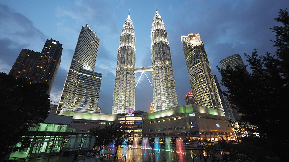 Du lịch Malaysia cẩn thận kẻo lạc lối ở shopping mall - Trung tâm thương mại Suria KLCC nằm ngay dưới chân tòa tháp đôi Petronas đình đám. Ảnh: Shutter stock