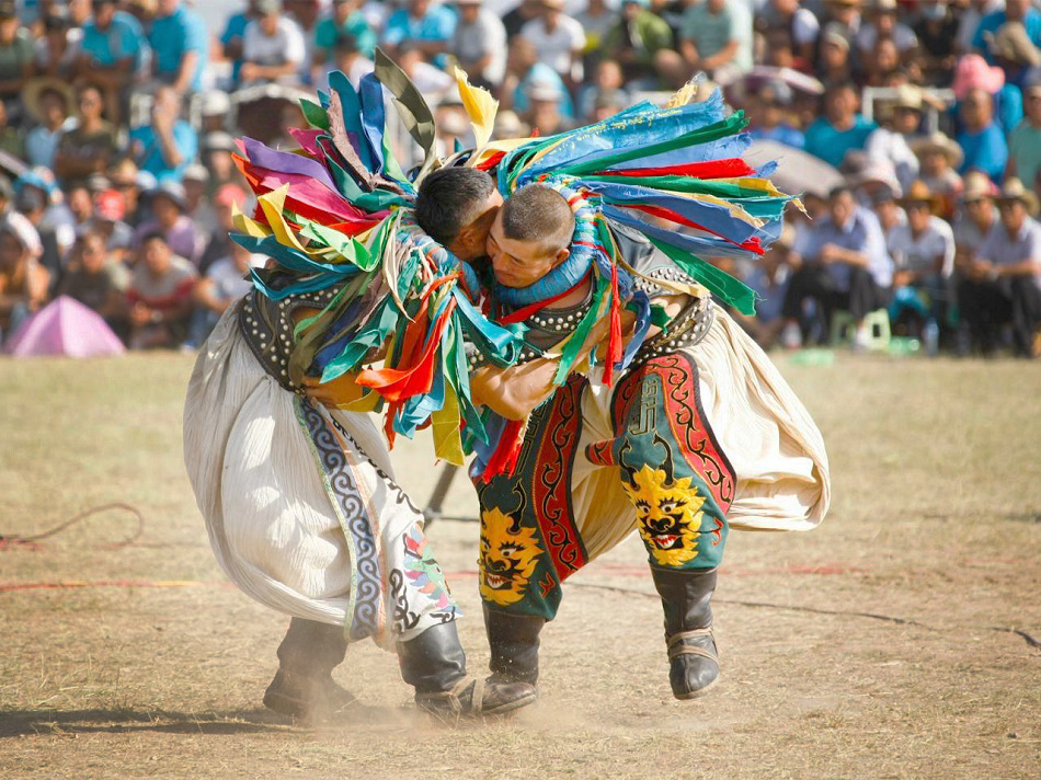 Đi du lịch Mông Cổ: Khám phá lễ hội Naadam - Một trận đấu vật trong lễ hội. Ảnh: Mongolia Life