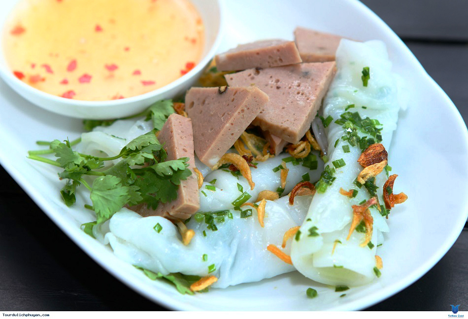 Du lịch ở Phú Yên: nên ăn gì, ở đâu? - Bánh ướt chả bò. Ảnh: Vietsense