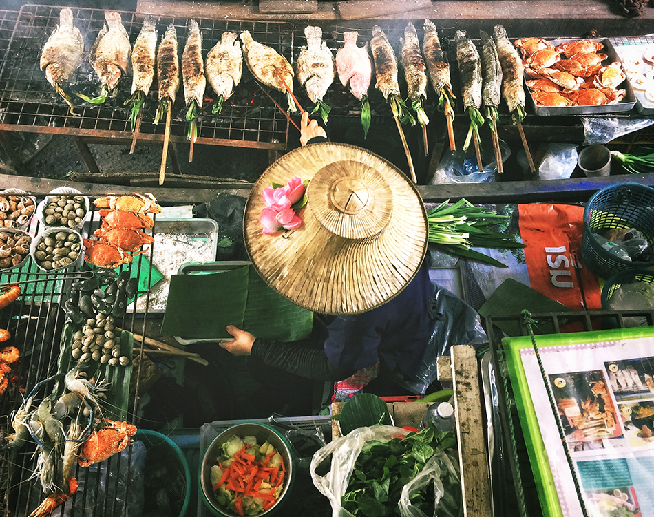 Kinh nghiệm đi du lịch ăn uống thoải mái mà không lo sự cố - Mặc dù có rất nhiều món ngon cần thử nhưng bạn cũng nên cân nhắc các món có thành phần lạ. Ảnh: Unsplash