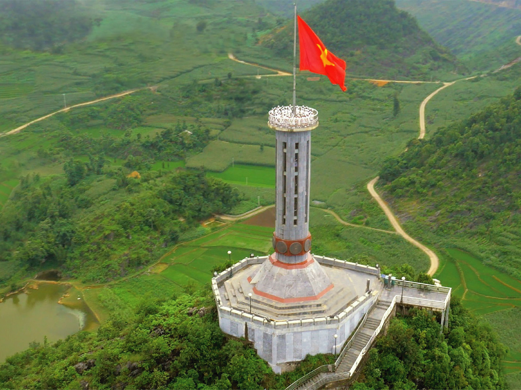 Cột cờ Lung Cu, một biểu tượng quốc gia của Việt Nam, đã được nâng cấp với đầy đủ các tiện ích hiện đại, phục vụ cho các khách du lịch. Chỉ trong vài giây, bạn sẽ được đưa lên đỉnh núi, nơi mà bạn có thể ngắm nhìn toàn cảnh của cả nước Việt Nam. Đây sẽ là trải nghiệm không thể quên cho bạn.